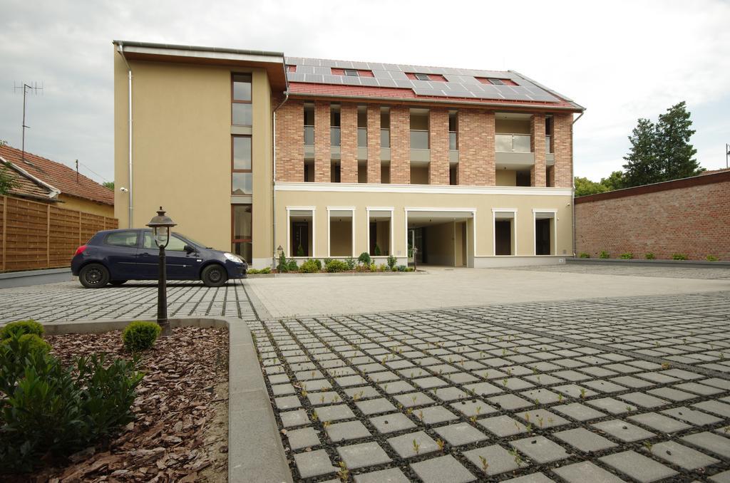 Almasy Apartmanhaz Gyula Eksteriør bilde